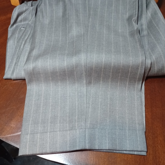 HICKEY FREEMAN Men's Chalk Gray 2Btn/2Vent Suit Size 40R W36 (10) - Picture 3 of 11